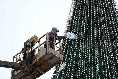 В столице украшают главную новогоднюю елку