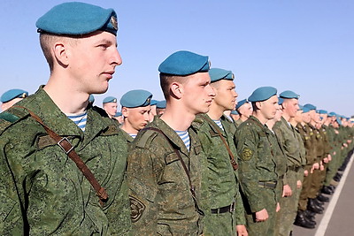 В Бресте более 300 десантников-срочников уволили в запас