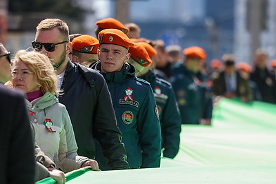 500 м длиной и 9 м шириной. В Минске пронесли самый большой флаг Беларуси