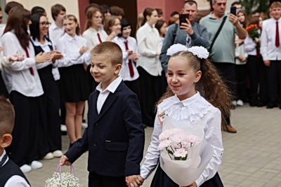 \"В три раза более долгожданно и волнительно\". В Минске в первый класс пошли тройняшки