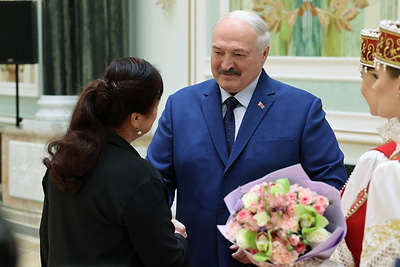 Лукашенко вручил госнаграды женщинам из различных сфер деятельности и регионов страны