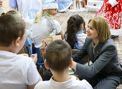 Воспитанники центра коррекционно-развивающего обучения в Гомеле принимали подарки в ходе акции \"Наши дети\"