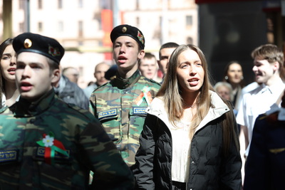 С военными песнями и танцами. Акция ко Дню Победы прошла на минском железнодорожном вокзале