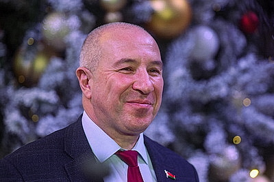 Дед Мороз, подарки и хороводы. 800 детей собрал благотворительный праздник в Гродно