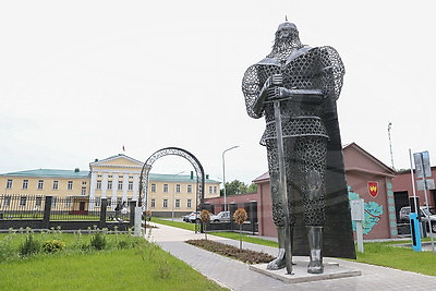 Восьмиметровую скульптуру богатыря установили в Воложине