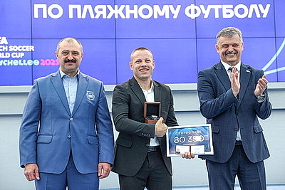 Серебряных призеров чемпионата мира по пляжному футболу чествовали в НОК Беларуси