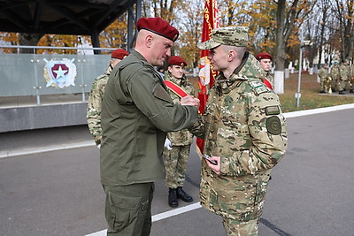 300 военнослужащих внутренних войск простились с боевым знаменем