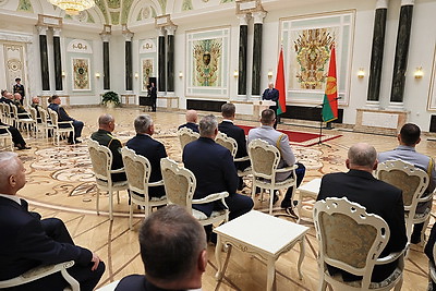 Лукашенко вручил государственные награды заслуженным представителям различных сфер