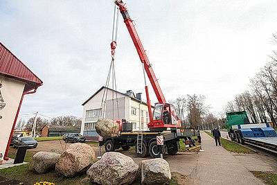 Валуны из Бешенковичей передали для памятника морякам в Санкт-Петербурге