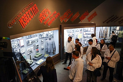 Участники медиатура \"Дорогами Победы\" презентовали Музею истории ВОВ копию уникального плаката