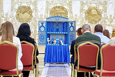 Волшебные цветы, белорусская батлейка. Вернисаж необычной выставки из Солигорска состоялся во Дворце Независимости