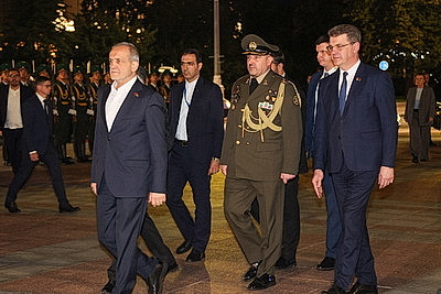 Президент Ирана возложил венок к монументу Победы в Минске