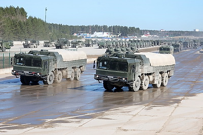 Тренировка парадных расчетов механизированной колонны проходит на аэродроме Липки