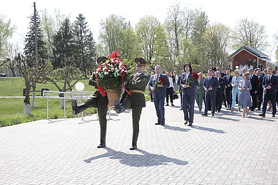 Кочанова возложила цветы в мемориальном комплексе \"Детям - жертвам войны\"