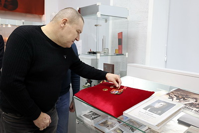 Медаль Героя Советского Союза Василия Козлова передали музею школы №122 в Минске