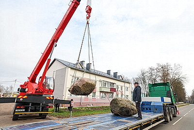 Валуны из Бешенковичей передали для памятника морякам в Санкт-Петербурге