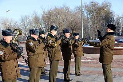 В Витебске состоялась церемония возложения цветов и венков ко Дню защитников Отечества
