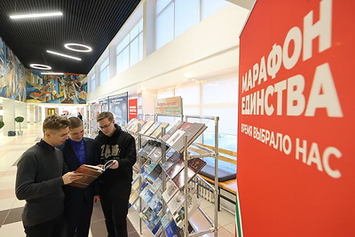 \"Марафон единства\": в Новополоцке представлена выставка НАН \"Взгляд за горизонт\"