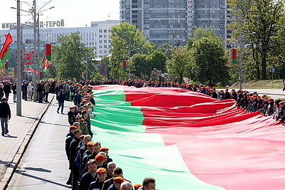 500 м длиной и 9 м шириной. В Минске пронесли самый большой флаг Беларуси