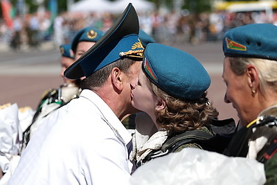 Воздушные маневры, выставка техники и каша по-армейски. Как в Минске прошел праздник ко Дню десантников