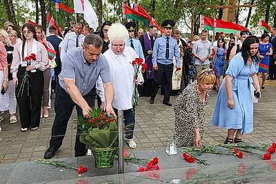 У мемориала сожженным Шауличам в Волковысском районе прошел памятный митинг