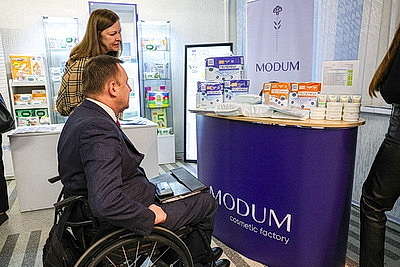 Средства гигиены, специальная обувь и одежда. Что предлагают предприятия \"Беллегпрома\" для людей с инвалидностью