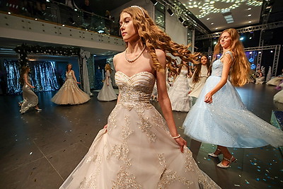 Юные и прекрасные: в Национальной школе красоты состоялся ежегодный праздничный новогодний бал