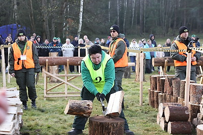Невероятная атмосфера. Четвертый чемпионат по колке дров среди СМИ проходит в Минском районе
