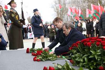 Камень и цветы. У монумента \"Врата памяти\" в Тростенце прошел митинг-реквием