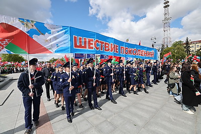 Память живет в сердцах! Народное возложение проходит на Площади Победы