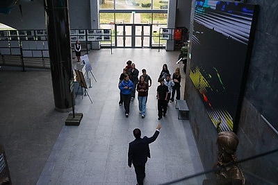 Участники медиатура \"Дорогами Победы\" презентовали Музею истории ВОВ копию уникального плаката