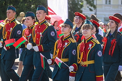 Более 2 тыс. человек прошли по центру Гродно в \"Шествии поколений\"