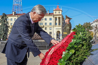 Член Посткома Политбюро ЦК КПК возложил венок к монументу Победы в Минске