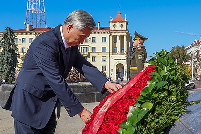 Член Посткома Политбюро ЦК КПК возложил венок к монументу Победы в Минске