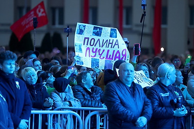 Акция \"Споем День Победы вместе!\" и фейерверк завершили празднование 9 Мая