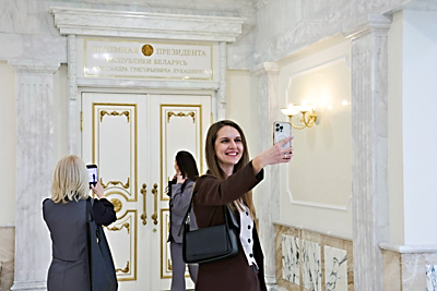 Работники холдинга \"БЕЛСТРОЙЦЕНТР\" посетили с экскурсией Дворец Независимости