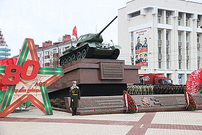 Памятник Рокоссовскому, парад военной техники. В Гомеле почтили память героев-освободителей