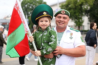 Флаги, драйв и хорошее настроение. Брестские пограничники на мотоциклах проехали по улицам города