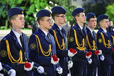 В Минске цветы и венки к монументу Победы возложили представители ГПК