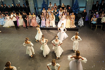 Юные и прекрасные: в Национальной школе красоты состоялся ежегодный праздничный новогодний бал