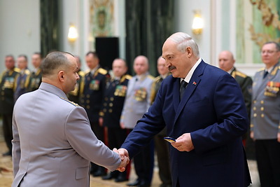 Лукашенко вручил государственные награды и погоны высшему офицерскому составу