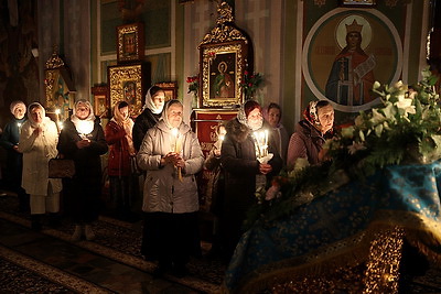 Православные верующие празднуют Сретение Господне