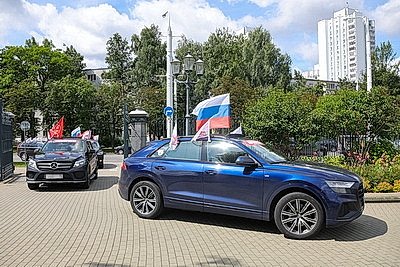 Частицы истории. Участники автопробега \"Дорогами Победы\" заложили в Минске 11 капсул с землей из городов-героев
