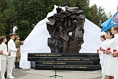 \"Это был не лагерь, а фабрика смерти\". В Тростенце открыли памятный знак жертвам геноцида