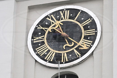 За стрелкой циферблата. Уличные часы - символ города