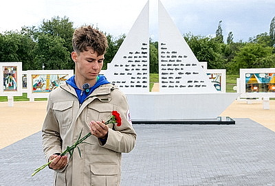 Ребята из \"Поезда Памяти\" побывали на мемориале детям-жертвам войны
