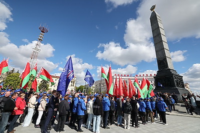 Память живет в сердцах! Народное возложение проходит на Площади Победы