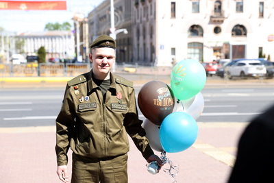 С военными песнями и танцами. Акция ко Дню Победы прошла на минском железнодорожном вокзале