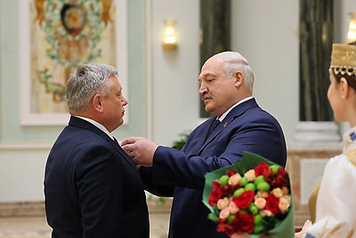 Лукашенко вручил государственные награды заслуженным представителям различных сфер