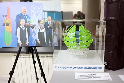 Истории предприятий и судьбы людей. Уникальная выставка подарков Президенту открылась в Солигорске